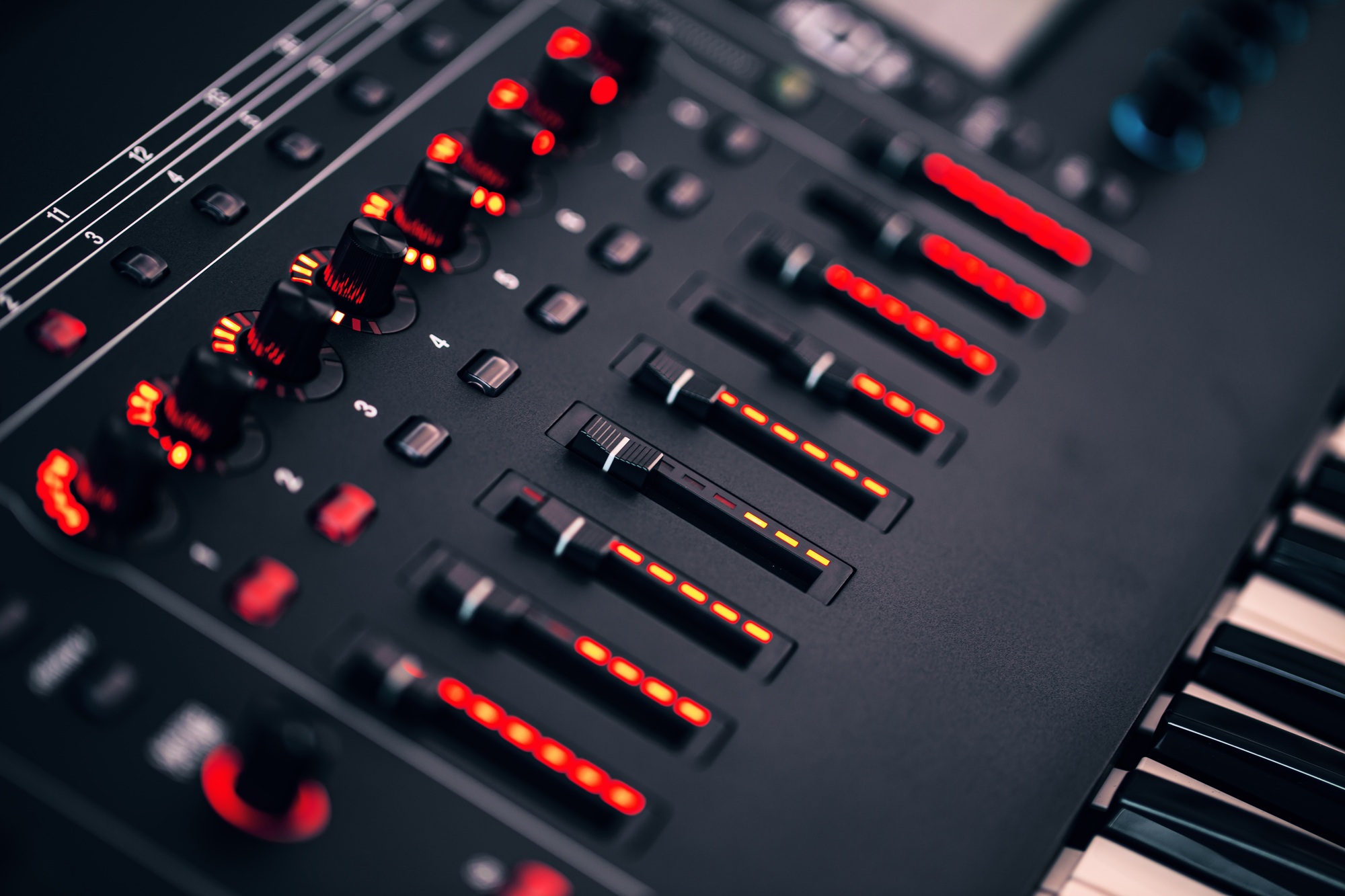 Electronic synthesizer with led backlight